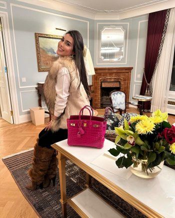 شاهد .. آلاف الدولارات.. إليكم سعر حقيبة يد ياسمين صبري الباهظة الثمن