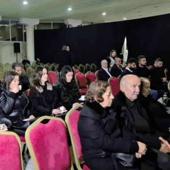 شاهد .. بالفيديو- بعد الجنازة في الكنيسة.. آيات قرآنية في وداع والد قصي خولي