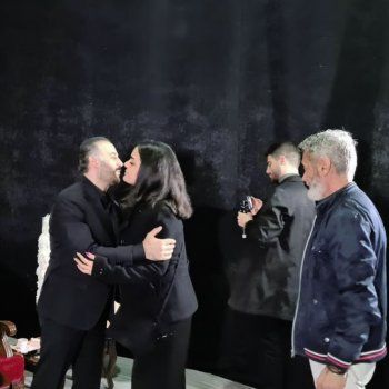 شاهد .. بالفيديو- بعد الجنازة في الكنيسة.. آيات قرآنية في وداع والد قصي خولي