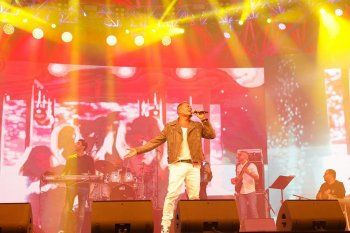 شاهد .. عمرو دياب يشعل المسرح بـ دبي وسط حضور جماهيري ضخم