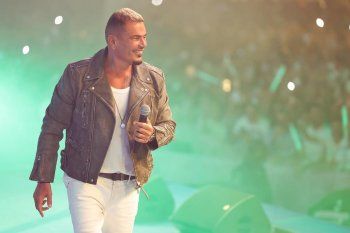 شاهد .. عمرو دياب يشعل المسرح بـ دبي وسط حضور جماهيري ضخم