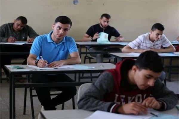 طلاب يجلسون في لجنة امتحانات داخل الفصل