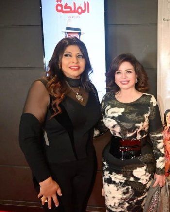 شاهد .. بالصور- إلهام شاهين تبارك لصديقتها هالة صدقي ولأبطال فيلم "الملكة" خلال العرض الخاض