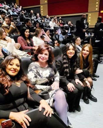 شاهد .. بالصور- إلهام شاهين تبارك لصديقتها هالة صدقي ولأبطال فيلم "الملكة" خلال العرض الخاض
