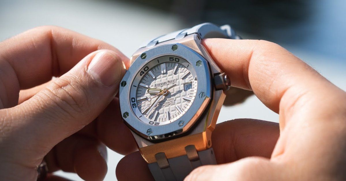 شاهد .. بالصورة- القبض على نجم عالمي في أحد المطارات..والسبب ساعة