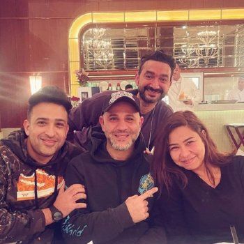 شاهد .. أحدث ظهور لشيرين عبد الوهاب برفقة تامر حسين وعزيز الشافعي ونادر حمدي .. وإبتسامتها لا تفارقها.