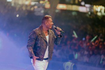 شاهد .. عمرو دياب يشعل المسرح بـ دبي وسط حضور جماهيري ضخم