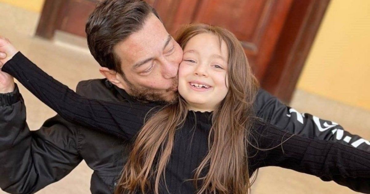 شاهد .. بالفيديو- أحمد زاهر يعايد إبنته منى بيوم ميلادها ويوجه لها رسالة حب