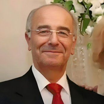 شاهد .. بالفيديو- بعد الجنازة في الكنيسة.. آيات قرآنية في وداع والد قصي خولي