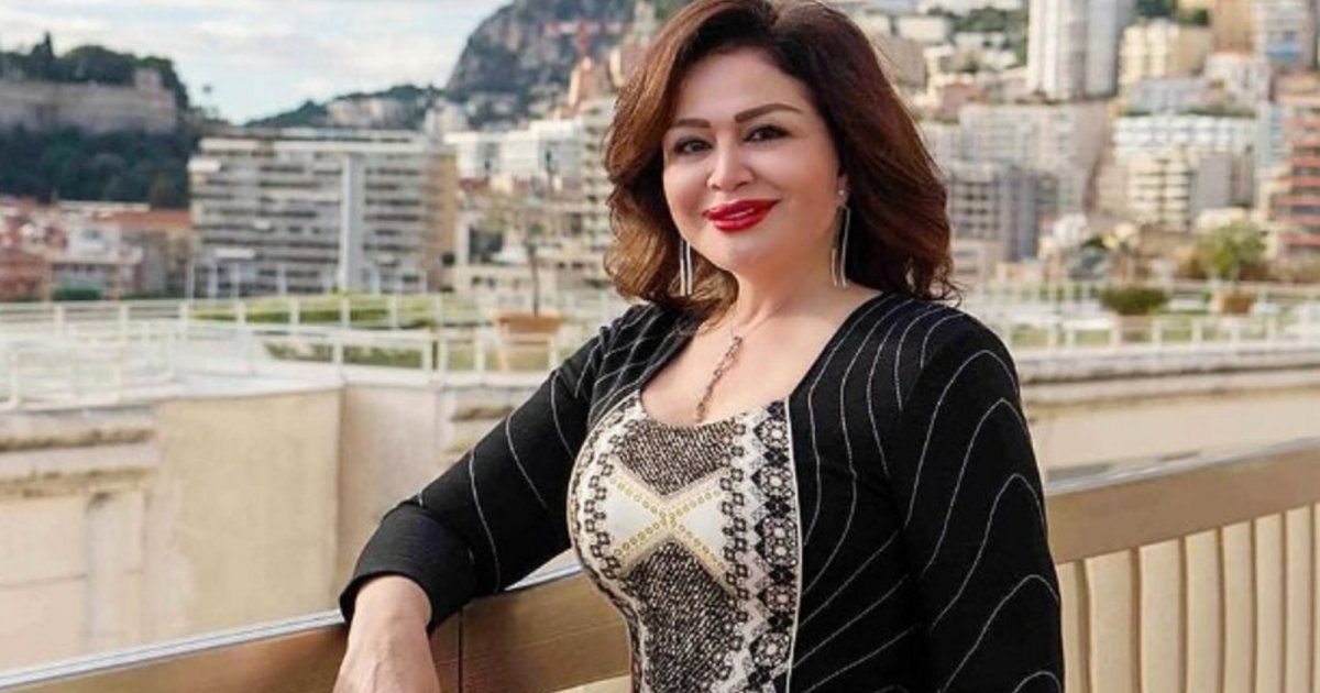 شاهد .. بالصور- إلهام شاهين تبارك لصديقتها هالة صدقي ولأبطال فيلم "الملكة" خلال العرض الخاض