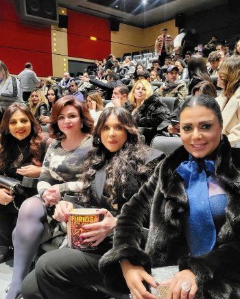 شاهد .. بالصور- إلهام شاهين تبارك لصديقتها هالة صدقي ولأبطال فيلم "الملكة" خلال العرض الخاض