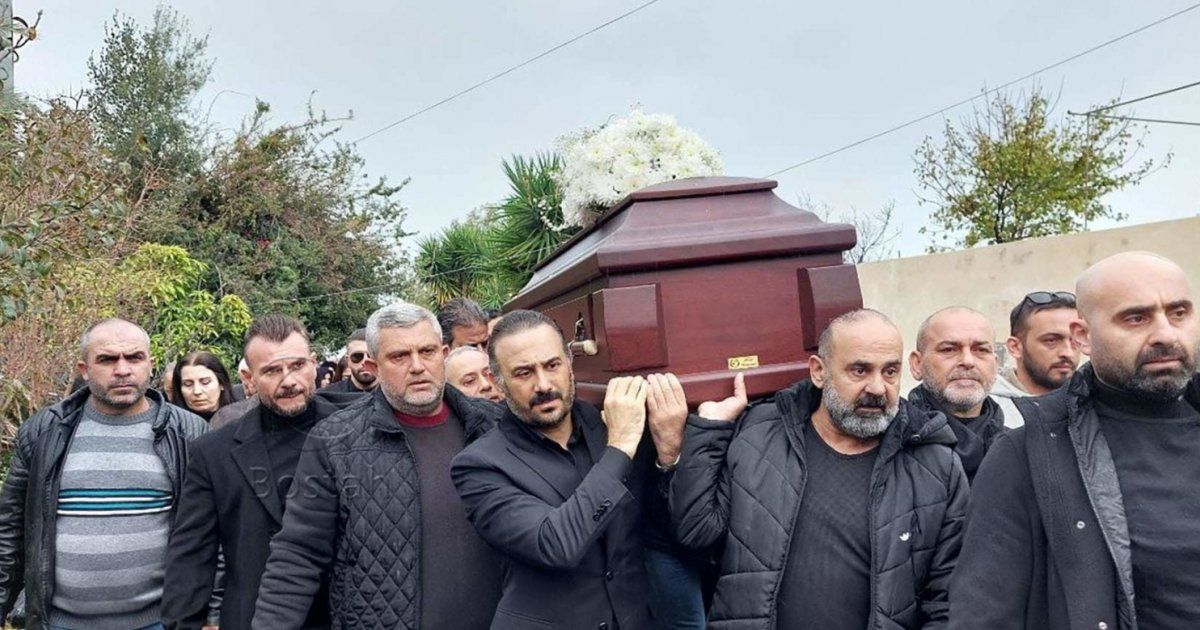 شاهد .. بالفيديو- بعد الجنازة في الكنيسة.. آيات قرآنية في وداع والد قصي خولي