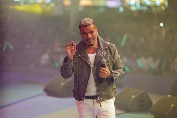 شاهد .. عمرو دياب يشعل المسرح بـ دبي وسط حضور جماهيري ضخم