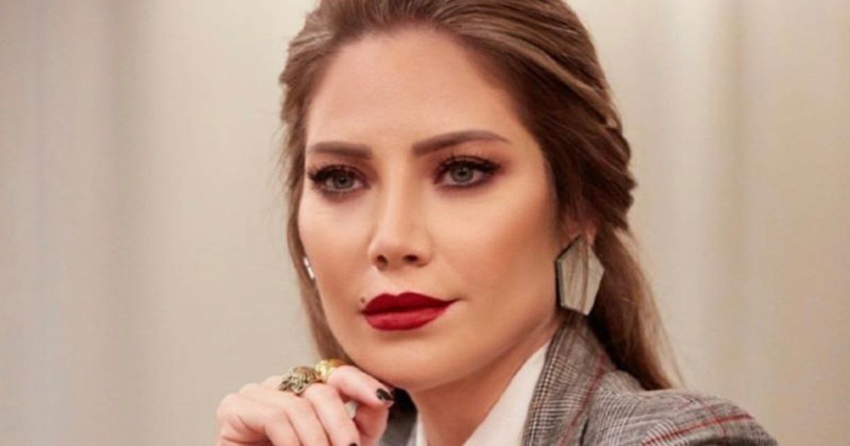 شاهد .. سلافة معمار قمة الأناقة بفستان حمل توقيع إيلي صعب قبيل حفل Joy Awards-بالصور