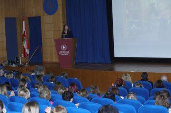شاهد .. خاص - ريتا نجيم الرومي مكرمة من The Women’s League في الجامعة الأميركية .. حكاية عشق وتحديات وإنجازات