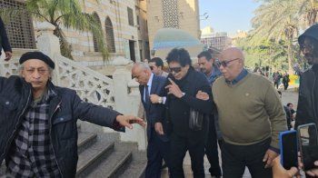 شاهد .. بالصور - تشييع جنازة شقيقة الفنان محمد منير .. بدت علامات الحزن لحظة وداعها