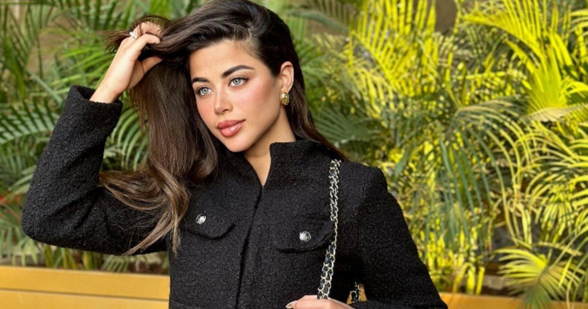 شاهد .. بالفيديو- من امام الاهرامات..يارا السكري تتألق وتخطف الأنظار بلوم رائع