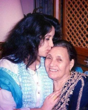 شاهد .. لطيفة التونسية تستذكر والدتها الراحلة في عيد ميلادها بحرقة-بالصور