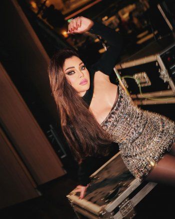 شاهد .. بالصور- إليكم سعر فستان هيفا وهبي اللامع من كليب أغنيتها "وصلتلها"