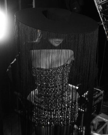 شاهد .. بالصور- إليكم سعر فستان هيفا وهبي اللامع من كليب أغنيتها "وصلتلها"