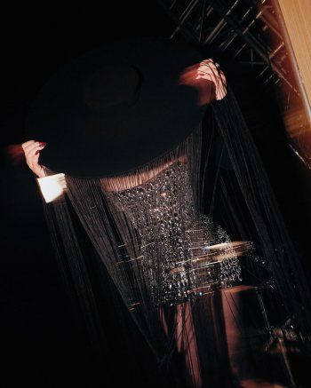 شاهد .. بالصور- إليكم سعر فستان هيفا وهبي اللامع من كليب أغنيتها "وصلتلها"