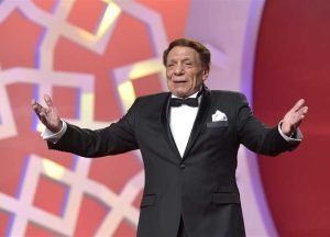 عادل إمام بالبدلة على المسرح وسط جمهوره