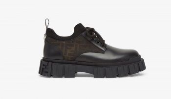 شاهد .. بالصور- سعر خيالي لحذاء و معطف معتصم النهار