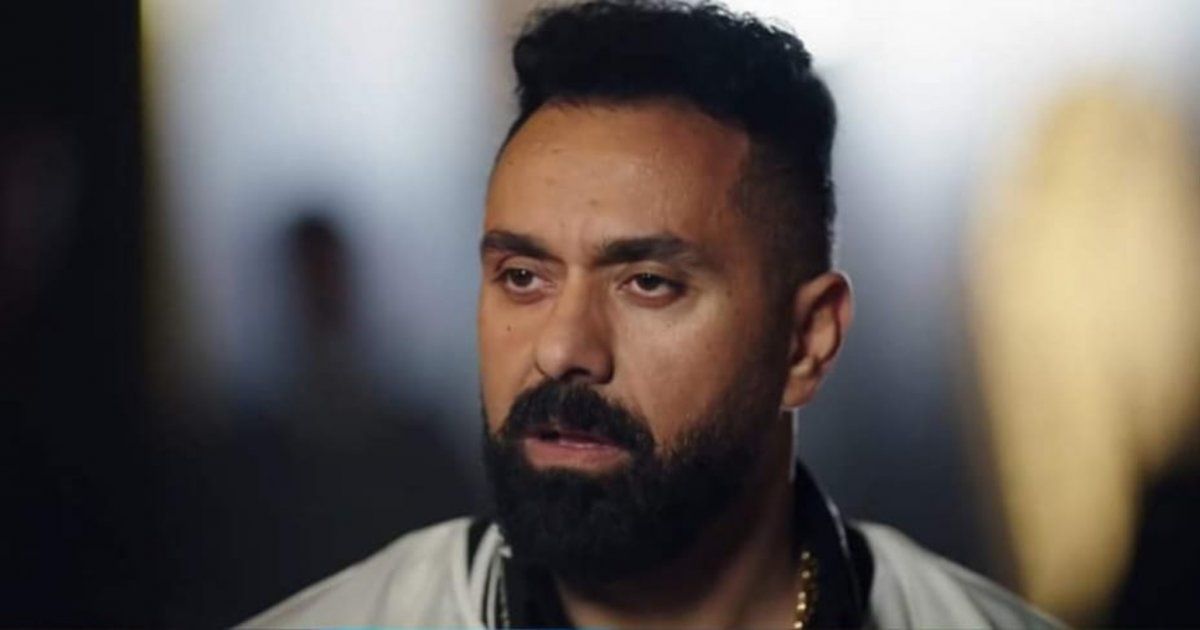 شاهد .. بالصورة - إنهيار أحمد العبدلله أثناء تشييع جنازة والده