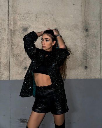 شاهد .. بالجلد الأسود..تيا ديب إبنة نوال الزغبي تستعرض جمالها واناقتها