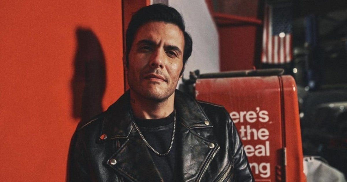 شاهد .. أمير عيد يروي قصة بلوغه المتأخر وفصله من المدرسة من قبل والدته