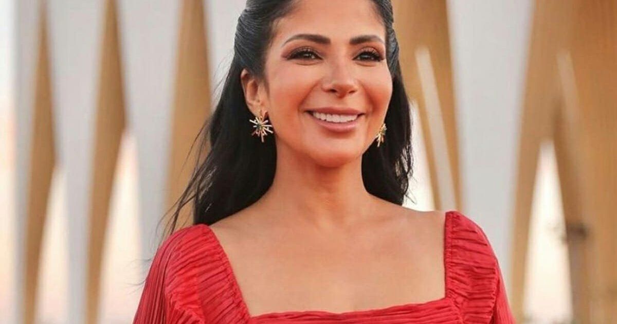 شاهد .. منى زكي تشيد بأداء الطاقم التمثيلي لفيلم رحلة 404: " إستمتعت بمواهبكم الجبارة "