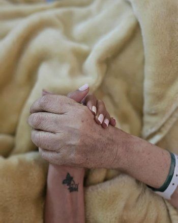 شاهد .. ناهد السباعي تشارك متابعيها آخر صورة تجمعها بوالدتها الراحلة ناهد فريد شوقي على فراش المرض