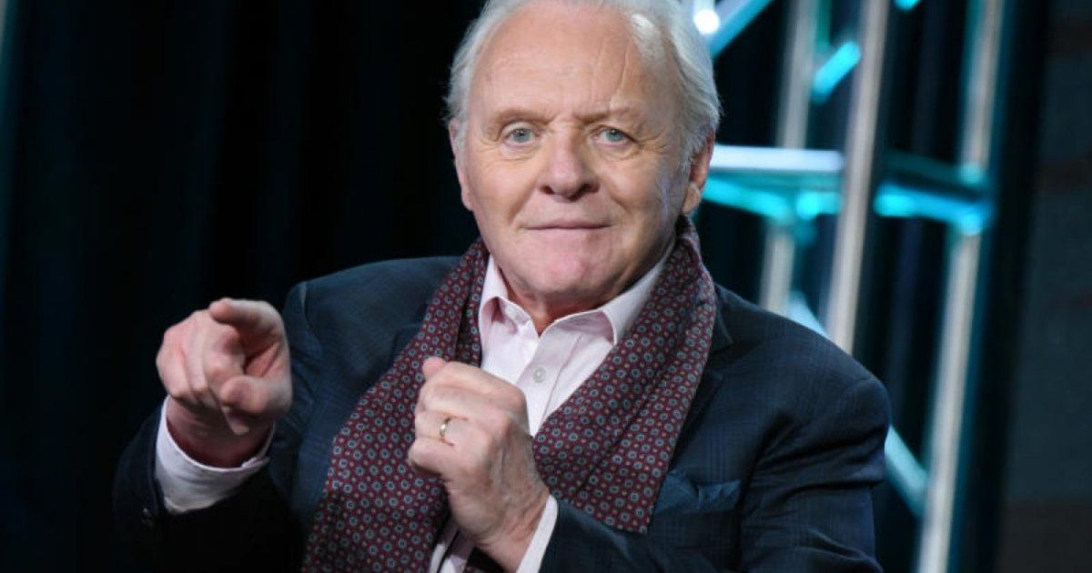 شاهد .. أنثوني هوبكينز يبدأ بكتابة سيرته الذاتية بنفسه ويصفها بأنها "عملية غريبة"