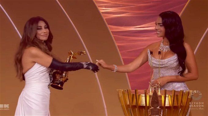 جورجينا في حفل joy awards.. ارتدت فستان فضي مفتوح من كل اتجاه