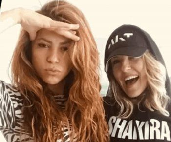 شاهد .. فضيحة في حياة جيرارد بيكيه: خان شاكيرا مع أفضل صديقة لها