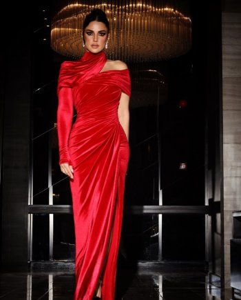 شاهد .. درة التونسية تخطف الأنظار بفستان أحمر