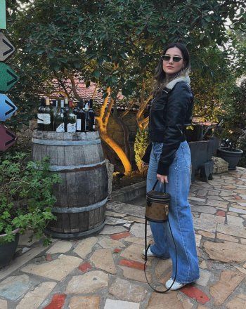 شاهد .. بالصورة- دانا الحلاني ابنة عاصي الحلاني تتألق بالكاجوال وسعر حقيبة يدها سيفاجؤكم