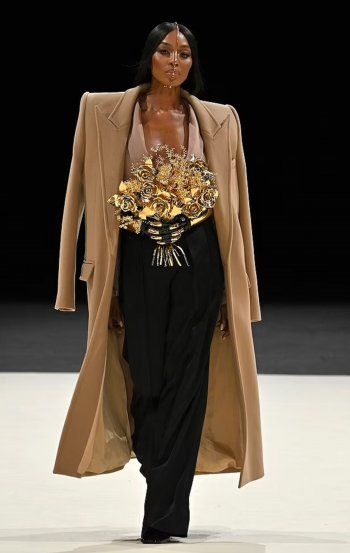 شاهد .. نعومي كامبل في إطلالة غريبة وهذا ما كشفته عن صداقة دامت 30 عاماً