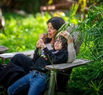 شاهد .. بالصورة- ندى أبو فرحات مع إبنها في لقطة مميزة بالطبيعة