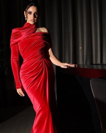 شاهد .. درة التونسية تخطف الأنظار بفستان أحمر