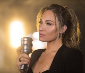 شاهد .. خاص - ميرفا قاضي تكشف أسباب نجاح مسرحية " شيكاغو بالعربي " .. وماذا عن أغنيتها الجديدة ؟