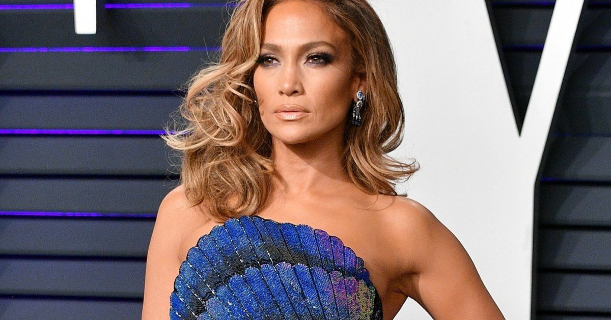 شاهد .. جينيفر لوبيز تحضر عرض أزياء المصمم اللبناني العالمي إيلي صعب - بالفيديو