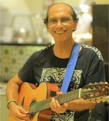 شاهد .. وفاة عازف غيتار شهير وأحد أعضاء فرقة محمد منير