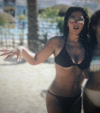 شاهد .. صورة نادرة لـ إليسا وهي ترتدي ملابس السباحة تخطف القلوب