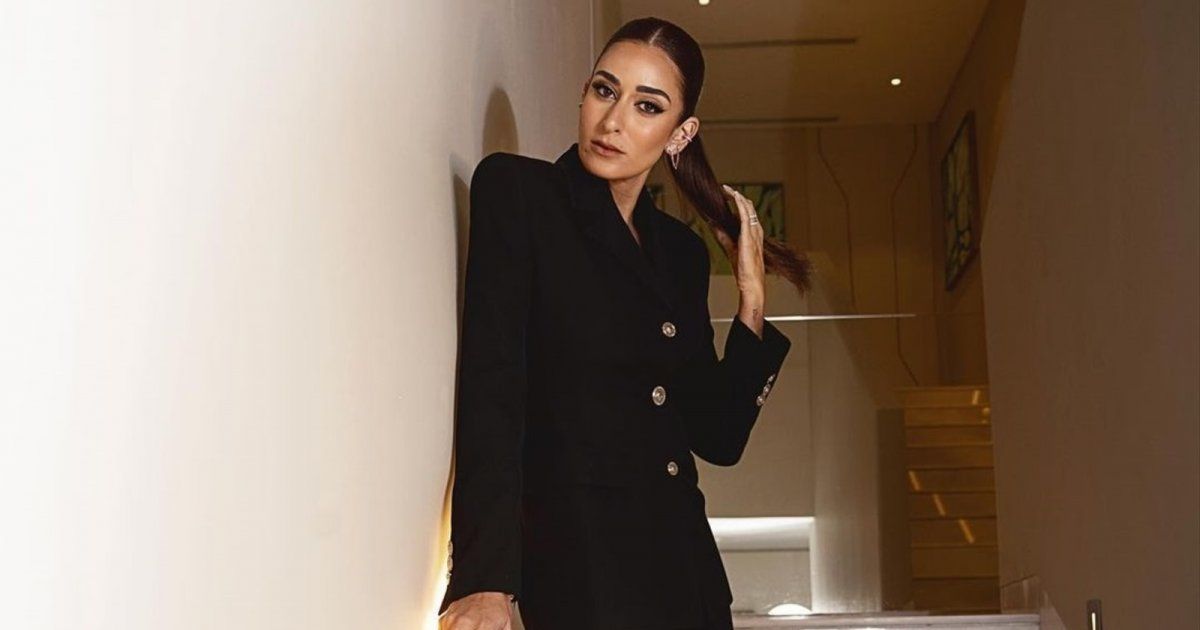 شاهد .. أمينة خليل بإطلالة رائعة من تصميم لبناني في أسبوع الموضة في باريس