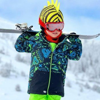 شاهد .. فهرية أفجان تقضي وقتاً ممتعاً برفقة إبنها على الثلوج