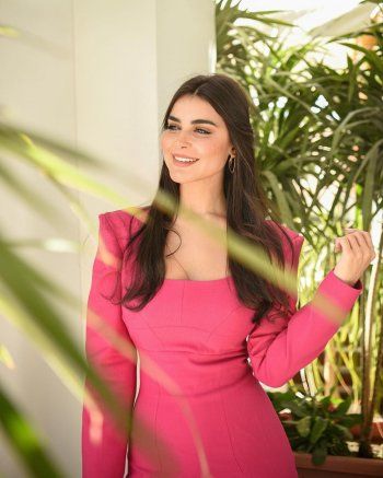 شاهد .. بالصور- بفستان زهري مميز..رانيا منصور تتألق وتخطف الأنظار بجمالها