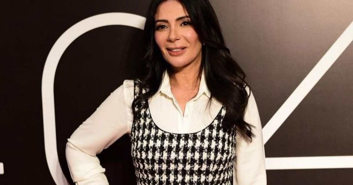 شاهد .. سعر فستان منى زكي القصير خلال حضورها العرض الأول لفيلمها "رحلة 404"