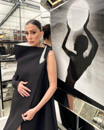 شاهد .. غادة عبد الرازق تخطف الأنظار بإطلالتها بالأسود في أسبوع الموضة