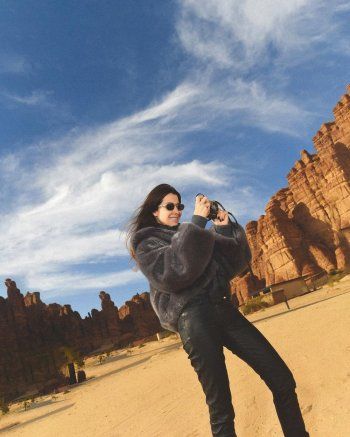 شاهد .. بالصور- نانسي عجرم تستمتع برحلتها إلى منطقة العلا الأثرية